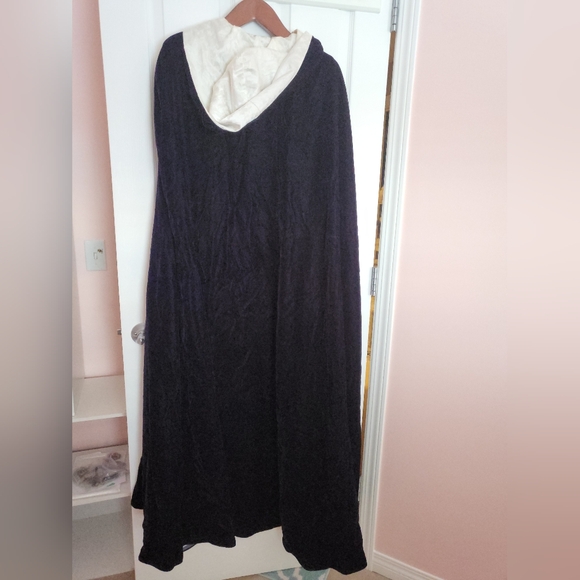 Velvet Fantasy Cape - Picture 2 of 15